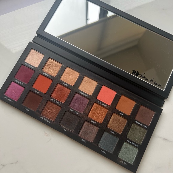 Urban Decay Born to Run Palette - Picture 1 of 4
